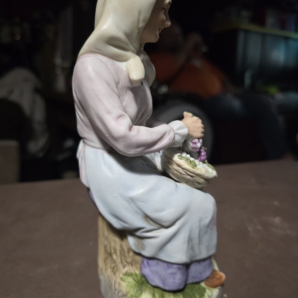 HOMCO #1433 Old Lady with Grapes Figurine - Picture 2 of 4